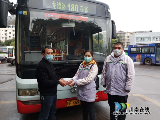 粗心乘客遺失5萬現(xiàn)金 瀘州公交人拾到1小時后完璧歸趙
