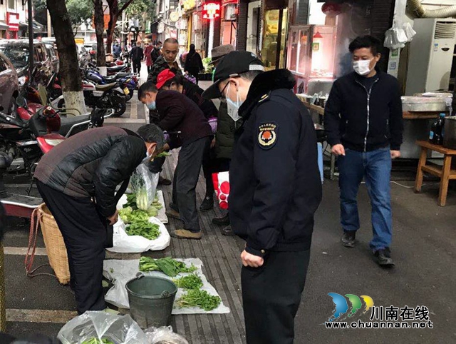 江陽區(qū)北城街道城管執(zhí)法中隊(duì)管控餐飲秩序，筑牢疫情防控屏障