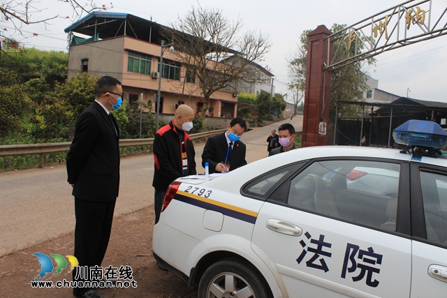 納溪法院: 順利查封機器設(shè)備  助力春耕維權(quán)益(圖2)