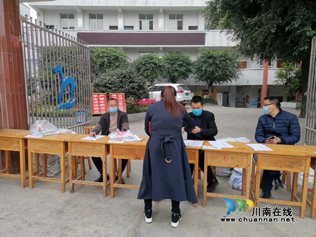 敘永縣馬嶺鎮(zhèn)中學(xué)：錯時錯峰發(fā)放教材，解“疫”時之急