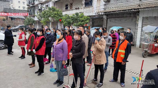 全動員齊上陣 防疫情保健康 瀘州長開區(qū)深入開展“周末衛(wèi)生大掃除”活動(圖2)