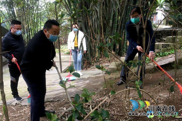 納溪區(qū)萬名黨員干部職工為家園“清肺”(圖4)