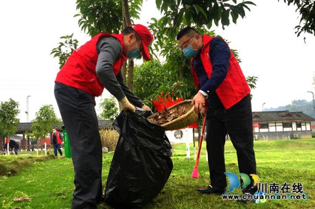 納溪區(qū)萬名黨員干部職工為家園“清肺”(圖3)