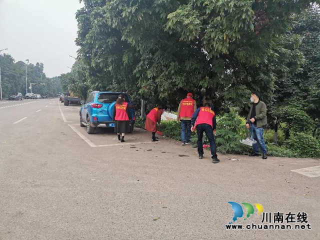 江陽(yáng)區(qū)茜草街道桂圓林社區(qū)進(jìn)行周末大掃除活動(dòng)