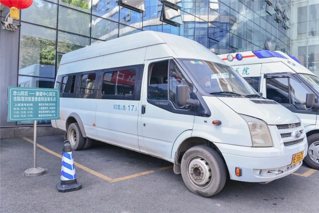 擺渡車、公交接駁專車已就位！往返西南醫(yī)大附院兩院區(qū)的就診患者方便了(圖3)