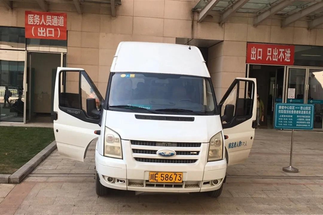 擺渡車、公交接駁專車已就位！往返西南醫(yī)大附院兩院區(qū)的就診患者方便了(圖2)