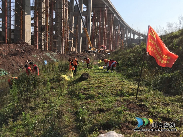 龍馬潭區(qū)紅星街道長橋社區(qū)組織黨員志愿者開展河灘地違規(guī)種植大清理行動