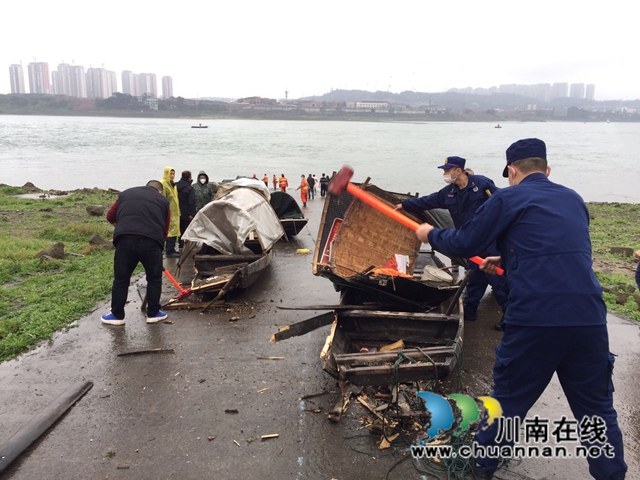 龍馬潭區(qū)小市街道聯(lián)合執(zhí)法清理拆除“三無船舶”(圖4)