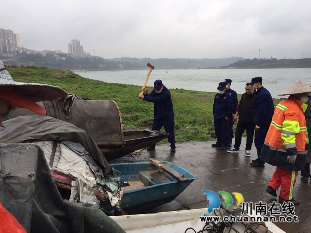 龍馬潭區(qū)小市街道聯(lián)合執(zhí)法清理拆除“三無船舶”(圖3)