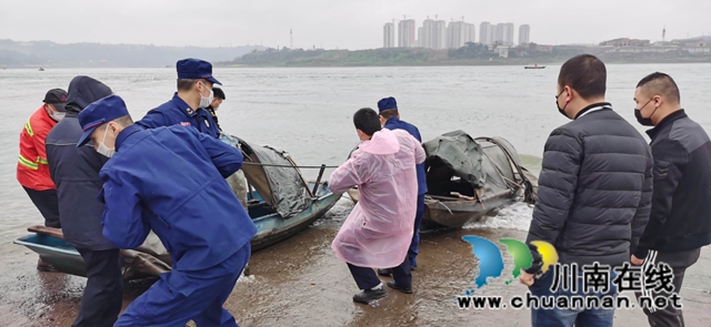 龍馬潭區(qū)小市街道聯(lián)合執(zhí)法清理拆除“三無船舶”(圖2)