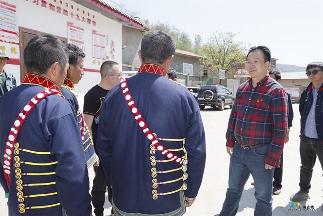 西南醫(yī)大中醫(yī)院聯(lián)合國藥集團(tuán)川骨公司向涼山普格縣勝利村捐贈扶貧款10萬元(圖6)