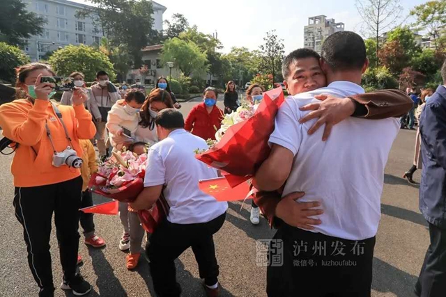 凱旋！瀘州20名馳援武漢的醫(yī)護(hù)人員回家（附名單）(圖11)