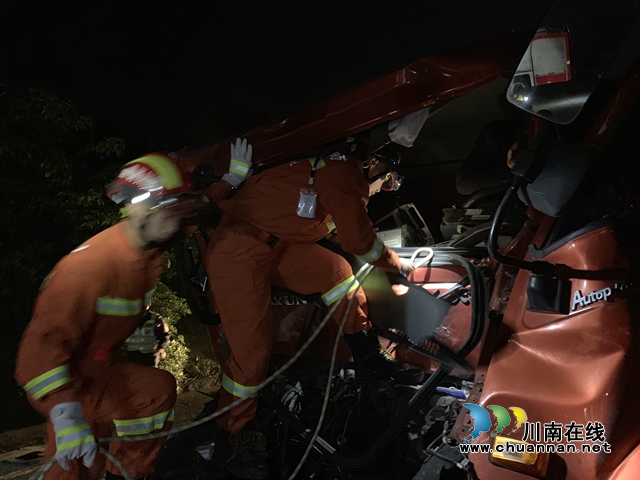 高速兩車追尾 瀘州消防爭(zhēng)分奪秒救出被困司機(jī)(圖4)