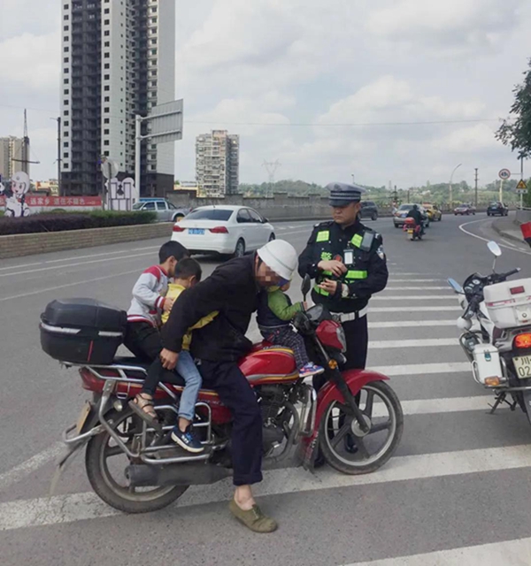 膽大！宜賓一男子酒后駕駛摩托車，還載著3個(gè)小孫子！(圖2)