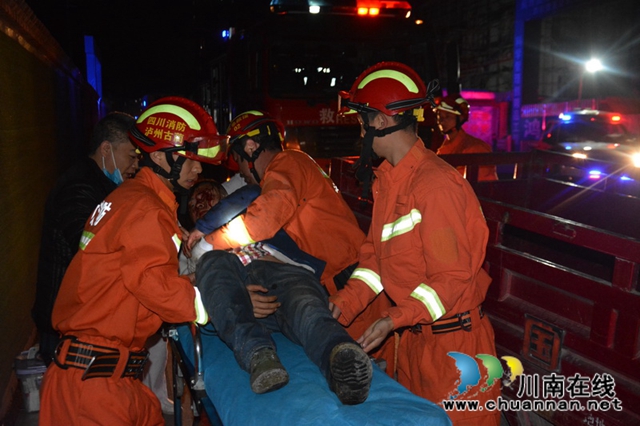 古藺一三輪車追尾吊車 瀘州消防10分鐘救出被困司機(jī)(圖3)