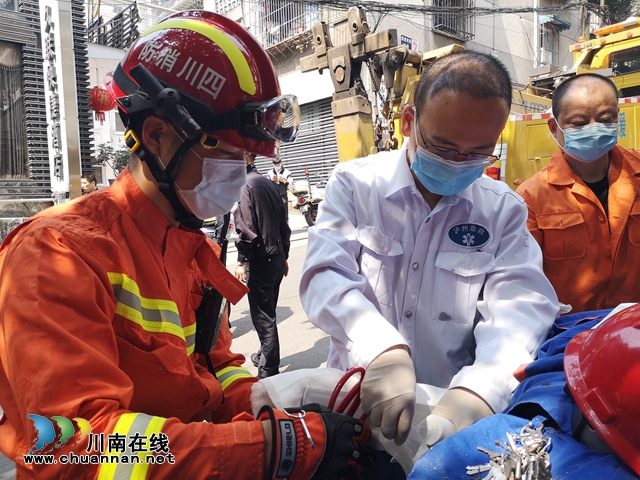 ???視頻||垃圾車失控撞樹(shù)副駕駛員被困 瀘州消防緊急救援(圖4)