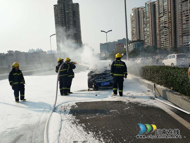 瀘州沱二橋上一輛車(chē)燃燒　消防員2分鐘內(nèi)控制住火情(圖5)