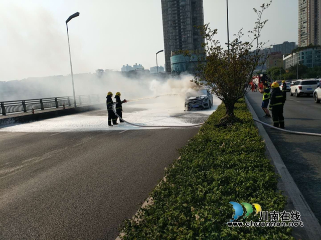 瀘州沱二橋上一輛車(chē)燃燒　消防員2分鐘內(nèi)控制住火情(圖4)