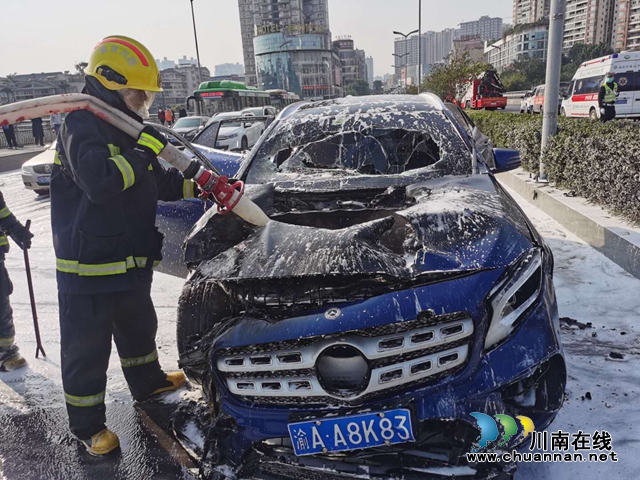 瀘州沱二橋上一輛車(chē)燃燒　消防員2分鐘內(nèi)控制住火情(圖6)