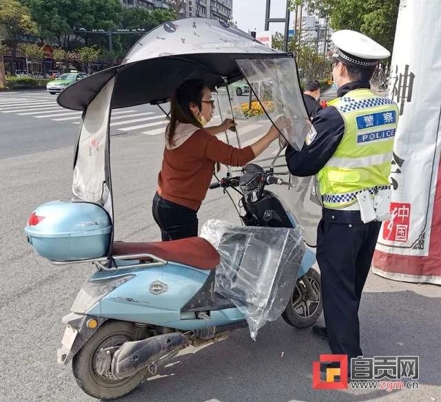 違法的！自貢的摩托車司機別再裝這東西了