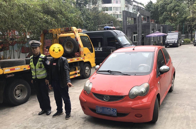 為了逃避違章處罰！宜賓一男子竟在網上買假車牌裝上車(圖2)