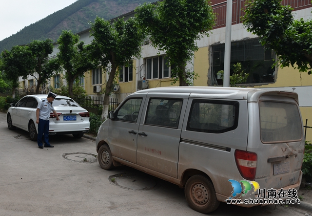 堵塞小區(qū)道路 瀘州2名私家車主被罰抄寫消防法規(guī)(圖2)