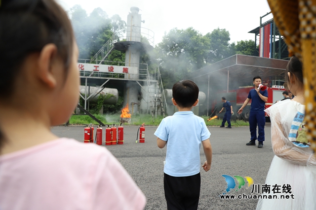 瀘州：特別的兒童節(jié)！娃娃走進(jìn)消防站零距離當(dāng)起“消防員”(圖3)