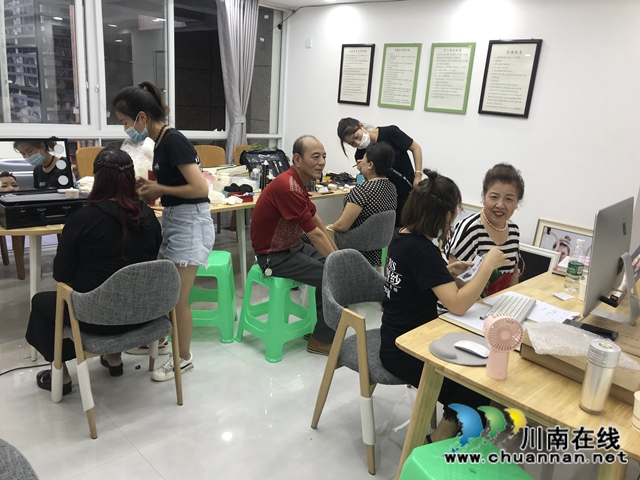 江陽區(qū)茜草街道匠心社區(qū)新時代文明實踐站：“一路上有你?陪伴最長情”婚紗攝影公益圓夢活動(圖1)