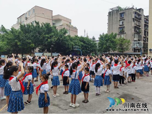 龍馬潭區(qū)新民小學(xué)舉行“迎接少代會(huì)，爭做好隊(duì)員”新隊(duì)員入隊(duì)儀式(圖2)