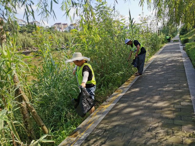 玉蟾街道持續(xù)開展河道清理專項(xiàng)整治行動(dòng)(圖1)