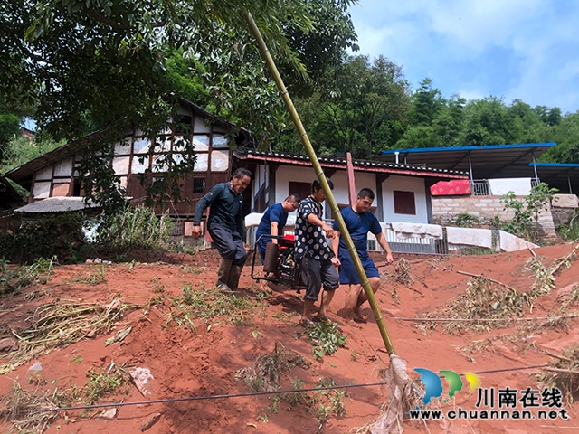 合江消防赴福寶救災(zāi)清淤：泥巴裹滿雙腿，汗水濕透衣背！(圖4)