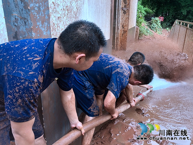 合江消防赴福寶救災(zāi)清淤：泥巴裹滿雙腿，汗水濕透衣背！(圖5)