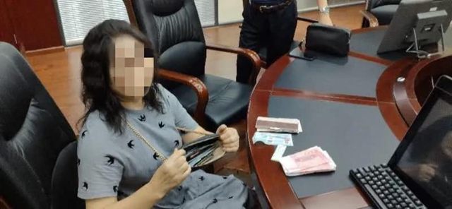 瀘州一女子開豪車揣巨款 被江陽法院執(zhí)行干警當場“拿下”！(圖3)