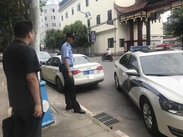 瀘州一女子開豪車揣巨款 被江陽法院執(zhí)行干警當場“拿下”！(圖5)