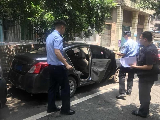 瀘州一女子開豪車揣巨款 被江陽法院執(zhí)行干警當場“拿下”！(圖6)