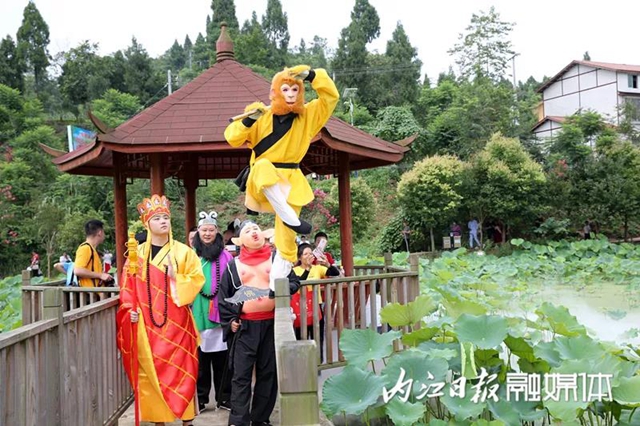 嘿！“唐僧師徒”來內(nèi)江遇上了“荷花仙子”(圖3)