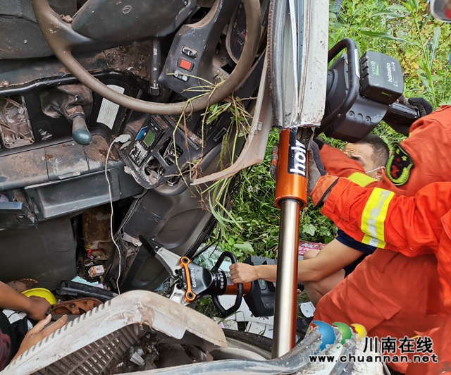 瀘州：車禍導(dǎo)致司機(jī)被困駕駛室 消防緊急出動(dòng)破拆救援(圖4)