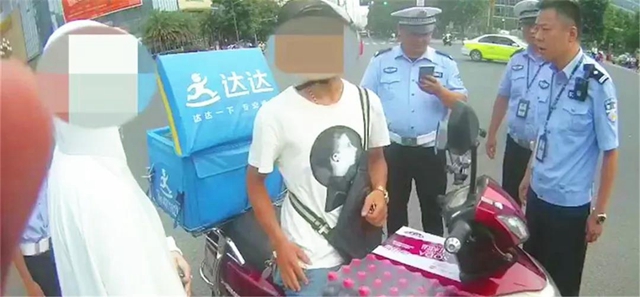 內(nèi)江：違法摩托車主倒地耍無賴，反說“警察打人”