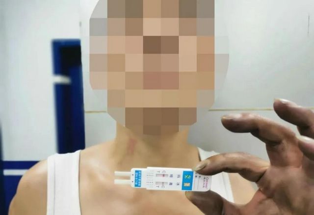 瀘州：偷5包煙被抓現(xiàn)行 男子竟亮刀威脅(圖2)