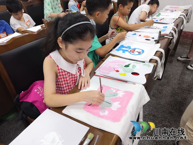 龍馬潭區(qū)小市街道開展“青伴童行 快樂同行”環(huán)保袋創(chuàng)意繪畫活動(dòng)(圖3)