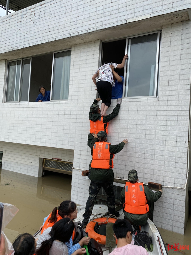 他們，洪水中把“人民”舉在“頭頂”(圖2)