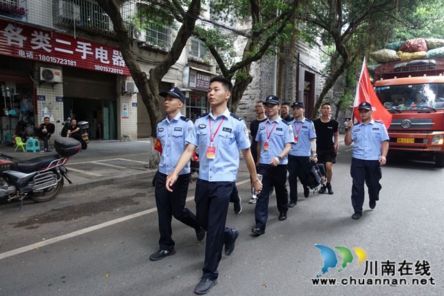 瀘州：快速集結(jié)上前線 警盾突擊隊(duì)?wèi)?zhàn)洪峰守家園(圖1)