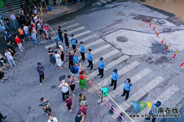 瀘州：快速集結(jié)上前線 警盾突擊隊(duì)?wèi)?zhàn)洪峰守家園(圖2)