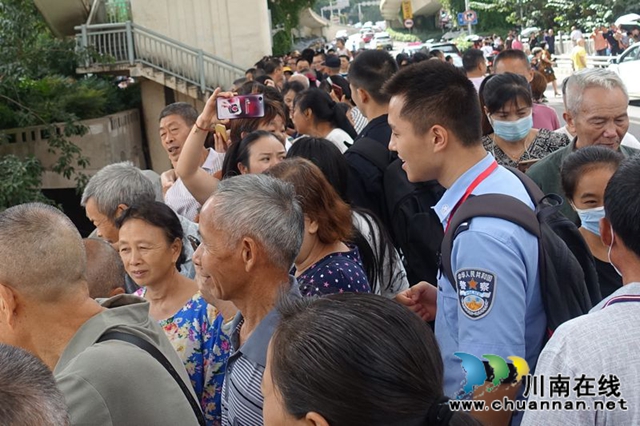 瀘州：快速集結(jié)上前線 警盾突擊隊(duì)?wèi)?zhàn)洪峰守家園(圖11)