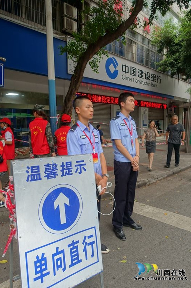 瀘州：快速集結(jié)上前線 警盾突擊隊(duì)?wèi)?zhàn)洪峰守家園(圖18)