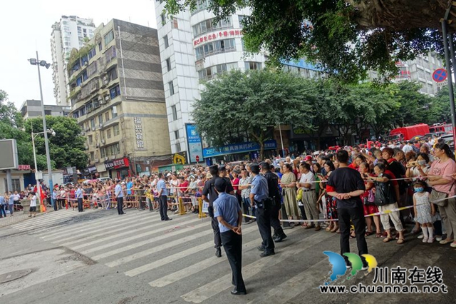 瀘州：快速集結(jié)上前線 警盾突擊隊(duì)?wèi)?zhàn)洪峰守家園(圖19)