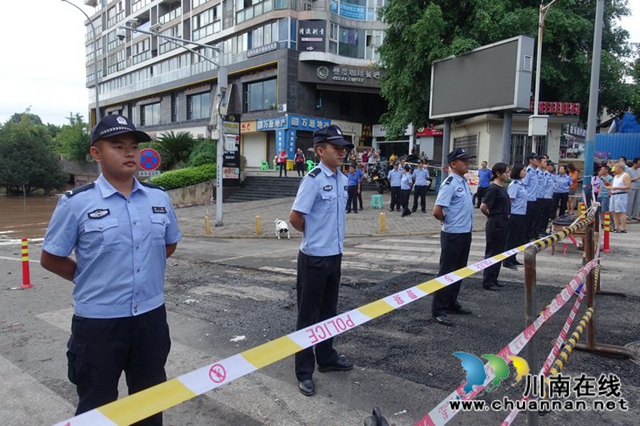 瀘州：快速集結(jié)上前線 警盾突擊隊(duì)?wèi)?zhàn)洪峰守家園(圖26)