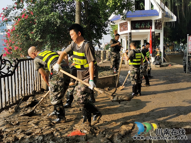 龍馬潭區(qū)紅星街道民兵應(yīng)急排馬不停蹄奔赴小市街道清淤(圖2)