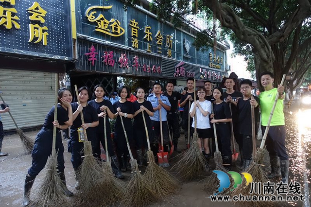 瀘州：清淤守卡點  有我警盾抗洪搶險！(圖7)