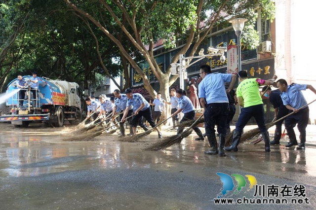 瀘州：清淤守卡點  有我警盾抗洪搶險！(圖8)